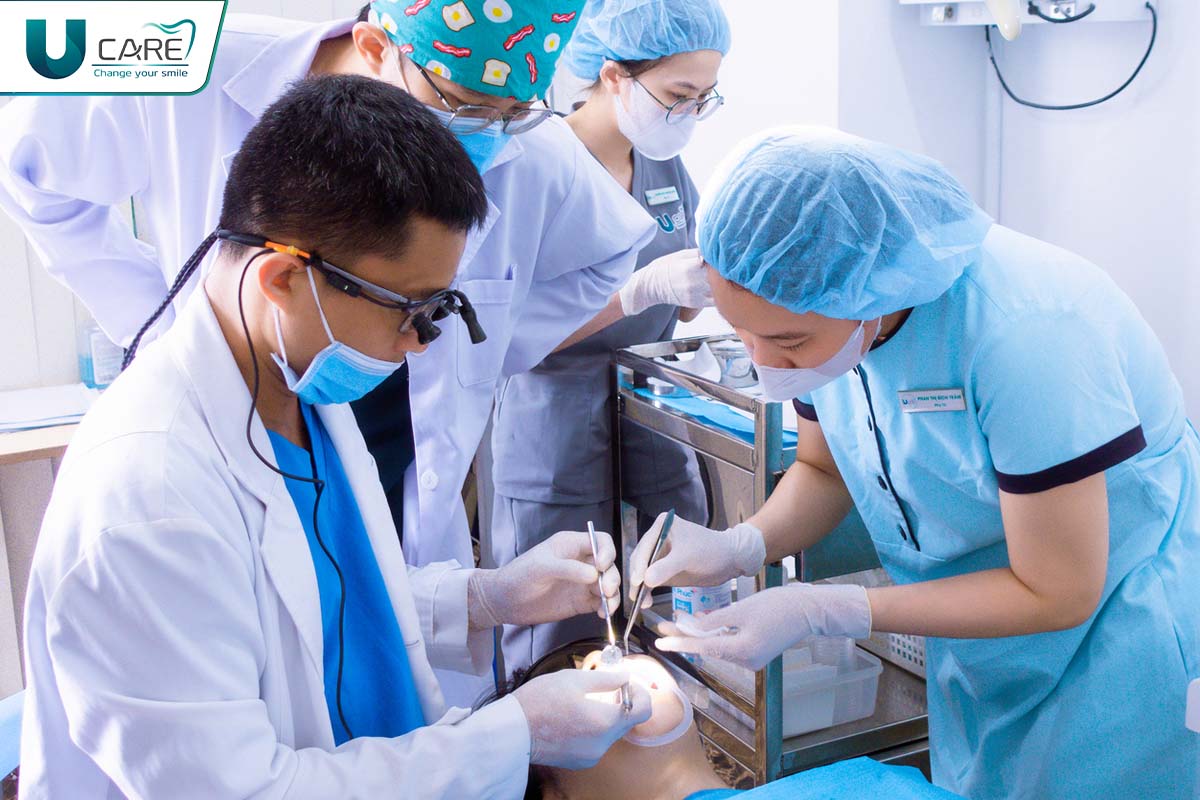 hinh-anh-bac-si-dang-tham-kham-cho-khach-hang